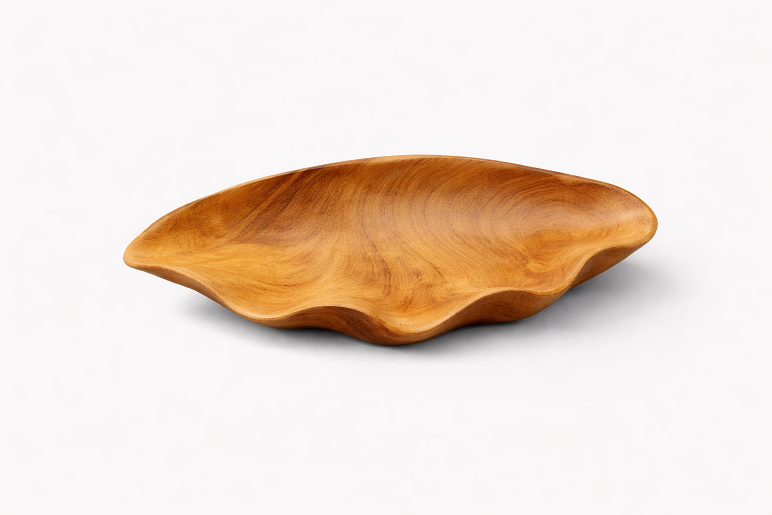 Wooden seashell-shaped bowl in detail